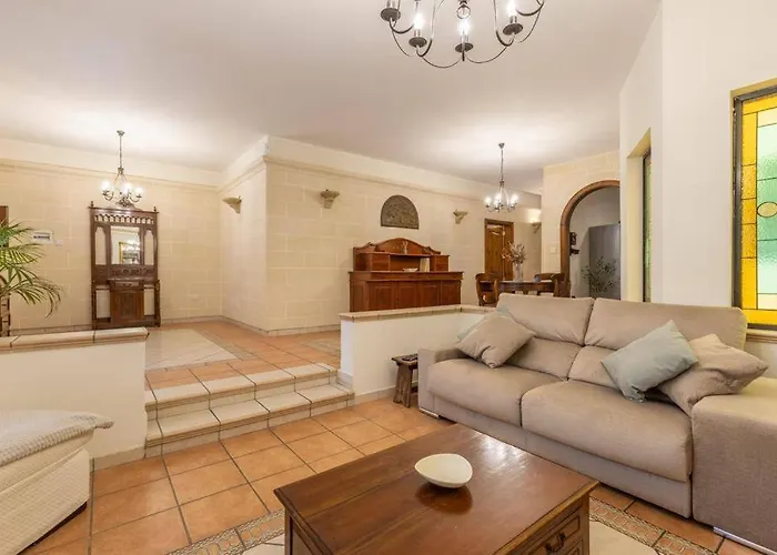 Maisonette Filled With Maltese Charm In The South Of Malta Case de vacanță